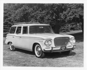 1961 Studebaker Lark 4-Door Station Wagon Press Photo and Release 0012