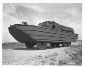 1942-1945 DUKW Factory Press Photo - Modified GMC CCKW Truck - Duck Boat 0011