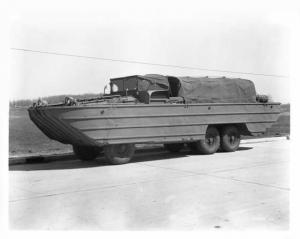 1942-1945 DUKW Factory Press Photo - Modified GMC CCKW Truck - Duck Boat 0020