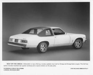 1976 Oldsmobile Omega with Optional Padded Vinyl Landau Roof Press Photo 0303